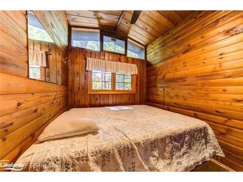 76 29Th Street N, Wasaga Beach, ON - Indoor Photo Showing Bedroom