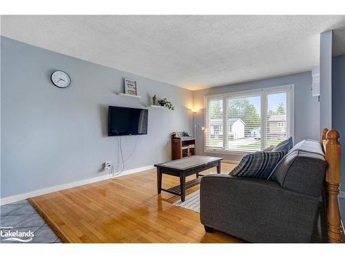 72 Bay Street, Tay, ON - Indoor Photo Showing Living Room