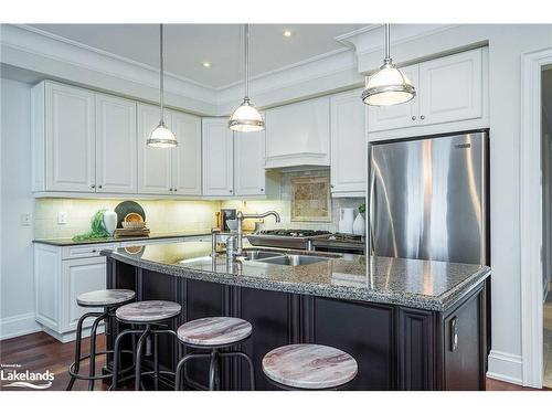 504-40 Trott Boulevard, Collingwood, ON - Indoor Photo Showing Kitchen With Double Sink With Upgraded Kitchen