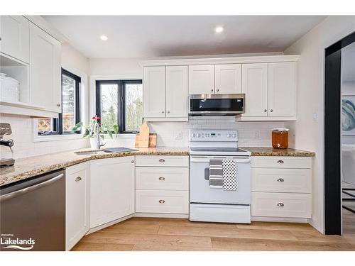 16 Trails End, Collingwood, ON - Indoor Photo Showing Kitchen