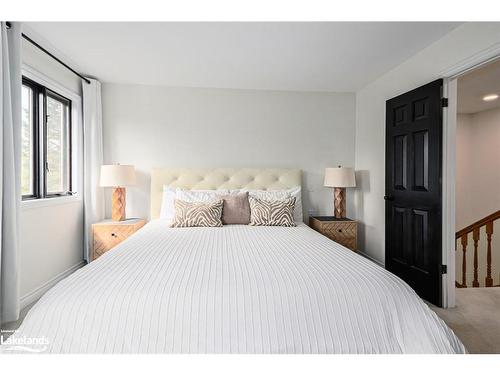 16 Trails End, Collingwood, ON - Indoor Photo Showing Bedroom