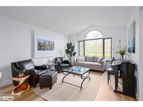 16 Trails End, Collingwood, ON - Indoor Photo Showing Living Room