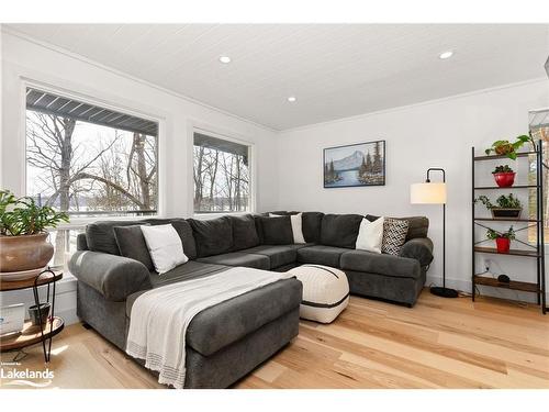 1125 Maplehurst Drive, Huntsville, ON - Indoor Photo Showing Living Room