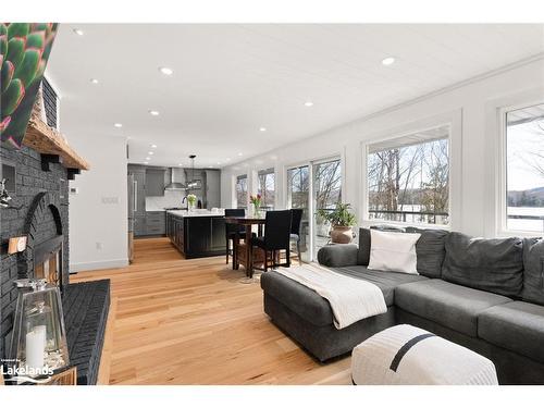 1125 Maplehurst Drive, Huntsville, ON - Indoor Photo Showing Living Room