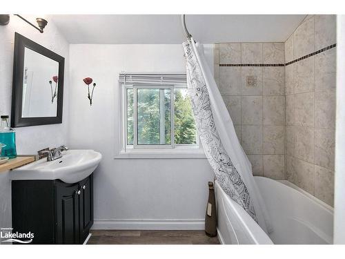 166 Bayview Avenue, Clarksburg, ON - Indoor Photo Showing Bathroom