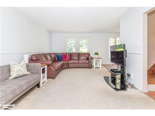 337 Ontario Street, Burk'S Falls, ON - Indoor Photo Showing Living Room