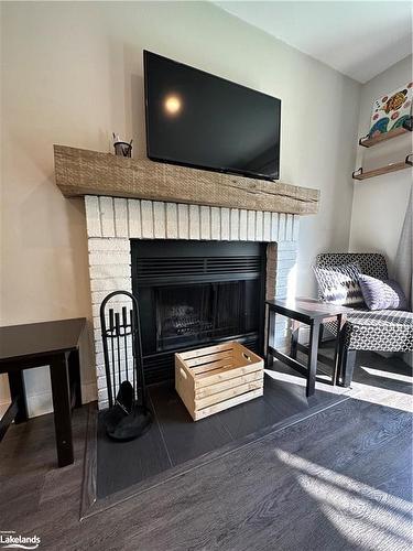 76-21 Dawson Drive, Collingwood, ON - Indoor Photo Showing Living Room With Fireplace