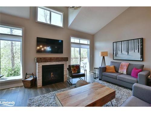 18 Robbie Way, Collingwood, ON - Indoor Photo Showing Living Room With Fireplace