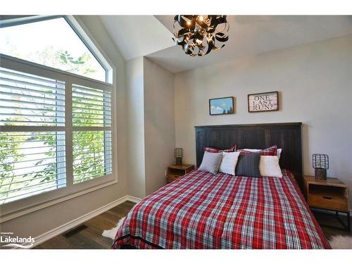 18 Robbie Way, Collingwood, ON - Indoor Photo Showing Bedroom