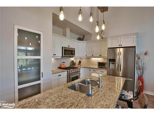 18 Robbie Way, Collingwood, ON - Indoor Photo Showing Kitchen With Stainless Steel Kitchen With Double Sink With Upgraded Kitchen