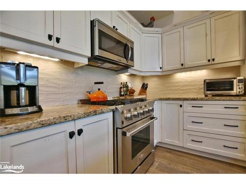 18 Robbie Way, Collingwood, ON - Indoor Photo Showing Kitchen With Upgraded Kitchen