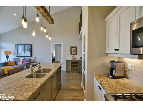 18 Robbie Way, Collingwood, ON - Indoor Photo Showing Kitchen With Double Sink