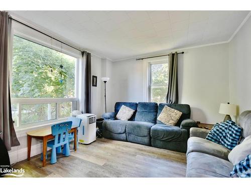 37 Chatham Street, Penetanguishene, ON - Indoor Photo Showing Living Room