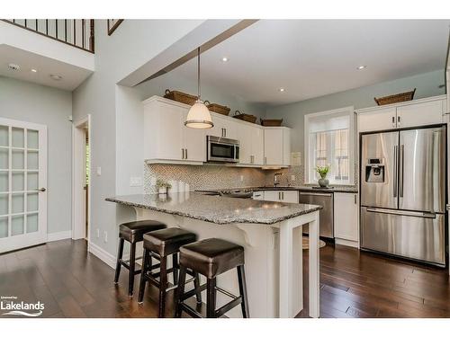 8 St Andrews Circle, Huntsville, ON - Indoor Photo Showing Kitchen With Upgraded Kitchen