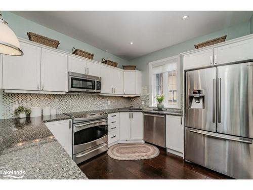 8 St Andrews Circle, Huntsville, ON - Indoor Photo Showing Kitchen With Upgraded Kitchen