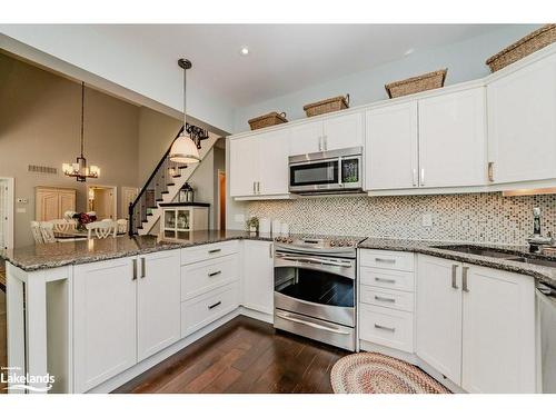 8 St Andrews Circle, Huntsville, ON - Indoor Photo Showing Kitchen With Upgraded Kitchen