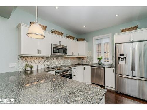 8 St Andrews Circle, Huntsville, ON - Indoor Photo Showing Kitchen With Upgraded Kitchen