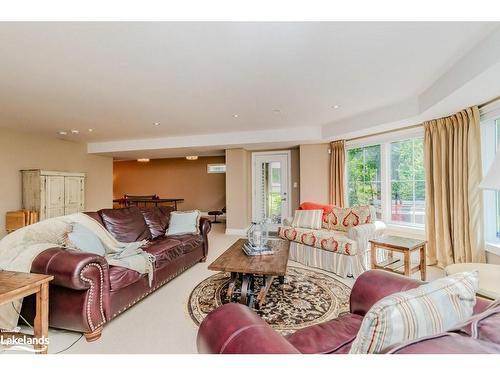 8 St Andrews Circle, Huntsville, ON - Indoor Photo Showing Living Room