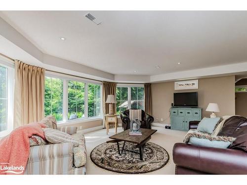 8 St Andrews Circle, Huntsville, ON - Indoor Photo Showing Living Room