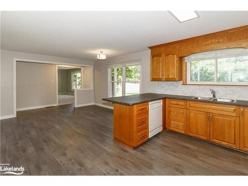 5 Fairlawn Boulevard, Bracebridge, ON - Indoor Photo Showing Kitchen With Double Sink