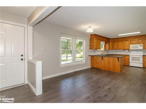 5 Fairlawn Boulevard, Bracebridge, ON - Indoor Photo Showing Kitchen