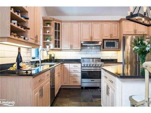 20 Trails End, Collingwood, ON - Indoor Photo Showing Kitchen