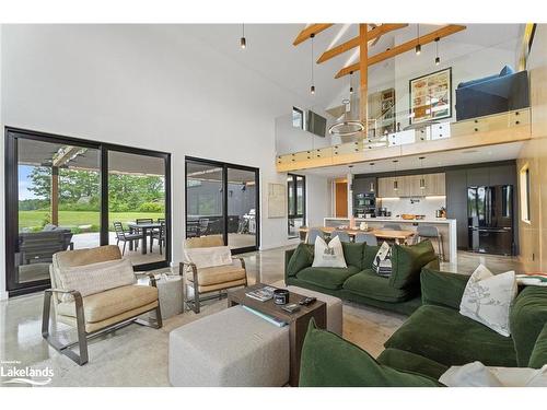 1594 Doe Lake Road, Gravenhurst, ON - Indoor Photo Showing Living Room