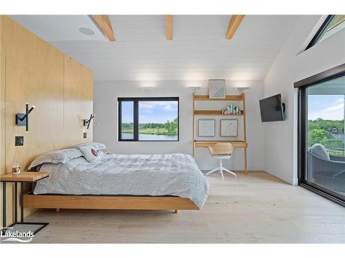 1594 Doe Lake Road, Gravenhurst, ON - Indoor Photo Showing Bedroom