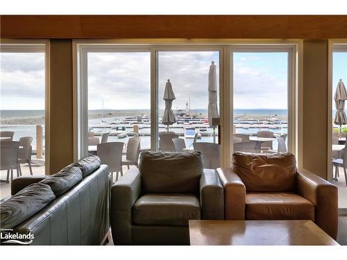 850 Suncrest Circle, Collingwood, ON - Indoor Photo Showing Living Room