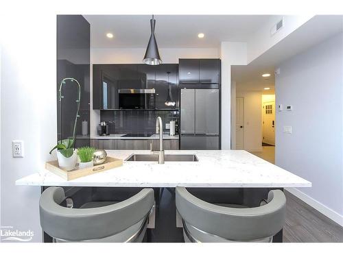 402-16 Beckwith Lane, The Blue Mountains, ON - Indoor Photo Showing Kitchen With Upgraded Kitchen