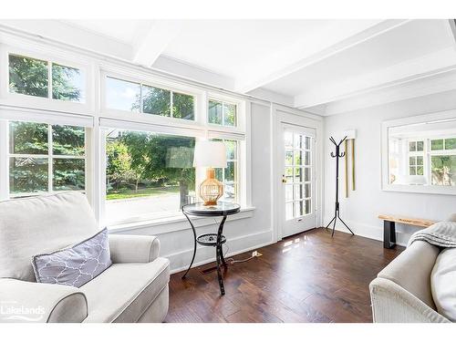 300 2Nd Avenue E, Owen Sound, ON - Indoor Photo Showing Living Room