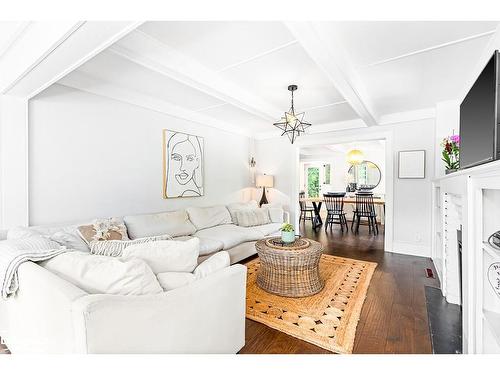 300 2Nd Avenue E, Owen Sound, ON - Indoor Photo Showing Living Room