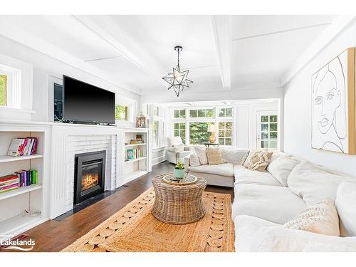 300 2Nd Avenue E, Owen Sound, ON - Indoor Photo Showing Living Room With Fireplace