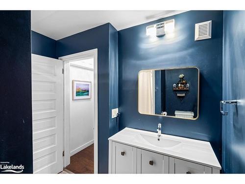 300 2Nd Avenue E, Owen Sound, ON - Indoor Photo Showing Bathroom