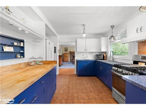 12 Maple Avenue, Huntsville, ON - Indoor Photo Showing Kitchen