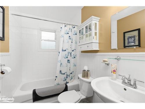 12 Maple Avenue, Huntsville, ON - Indoor Photo Showing Bathroom