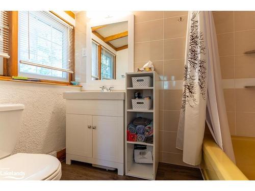 2 Island 860, Honey Harbour, ON - Indoor Photo Showing Bathroom