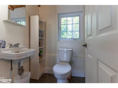 2 Island 860, Honey Harbour, ON - Indoor Photo Showing Bathroom