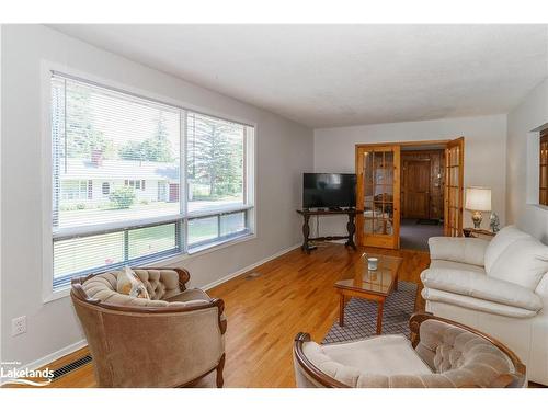 205 Wanda Miller Road, Gravenhurst, ON - Indoor Photo Showing Living Room