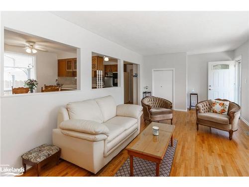 205 Wanda Miller Road, Gravenhurst, ON - Indoor Photo Showing Living Room