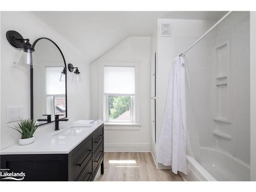 40 Toronto Street S, Markdale, ON - Indoor Photo Showing Bathroom