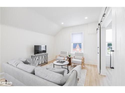 40 Toronto Street S, Markdale, ON - Indoor Photo Showing Living Room