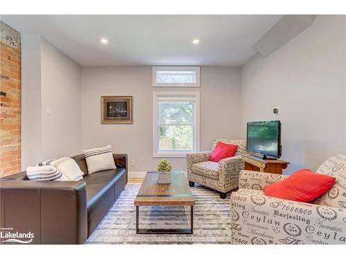 402 Third Street, Collingwood, ON - Indoor Photo Showing Living Room