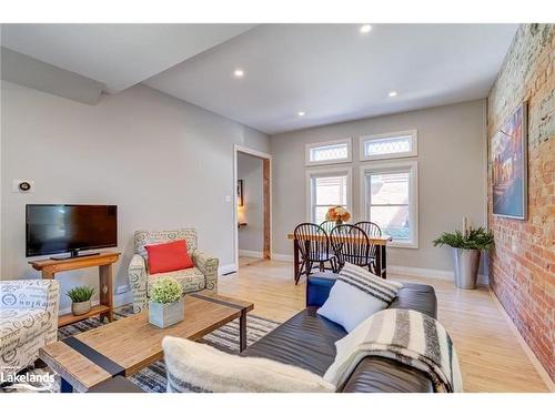 402 Third Street, Collingwood, ON - Indoor Photo Showing Living Room