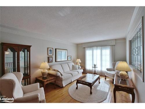 28 Fairway Crescent, Wasaga Beach, ON - Indoor Photo Showing Living Room