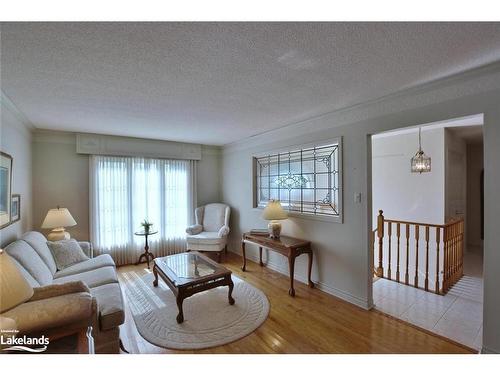 28 Fairway Crescent, Wasaga Beach, ON - Indoor Photo Showing Living Room