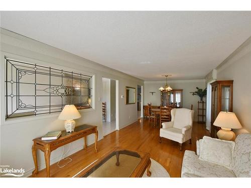 28 Fairway Crescent, Wasaga Beach, ON - Indoor Photo Showing Living Room