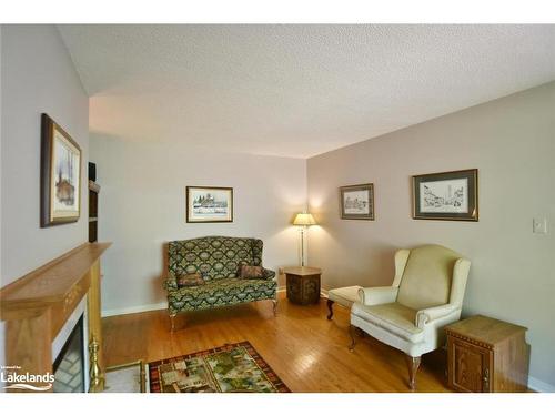 28 Fairway Crescent, Wasaga Beach, ON - Indoor Photo Showing Living Room