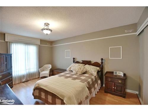 28 Fairway Crescent, Wasaga Beach, ON - Indoor Photo Showing Bedroom