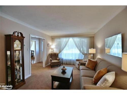 9 Park Road, Collingwood, ON - Indoor Photo Showing Living Room